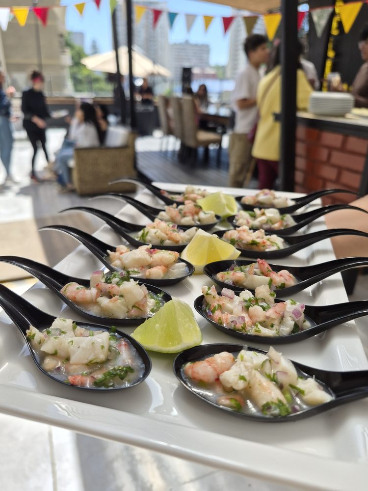 Estación de ceviches individuales en evento rooftop