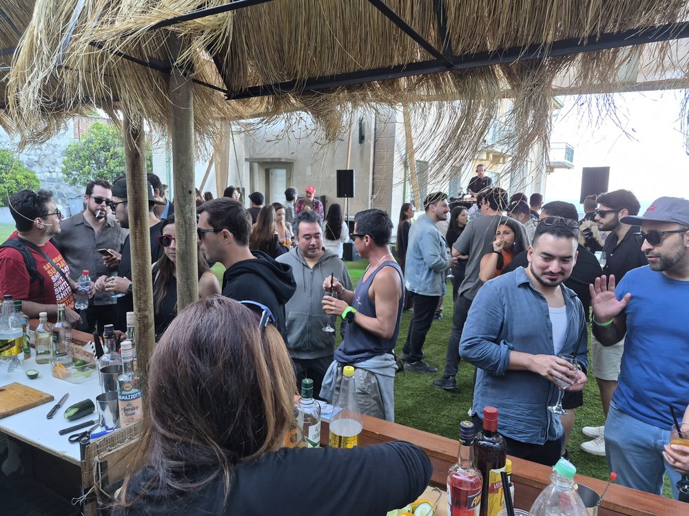 Barra móvil y DJ en vivo en fiesta al atardecer al aire libre