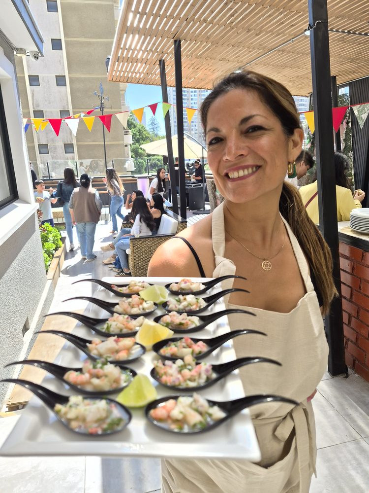 Integrante del equipo Todobar sirviendo catering a los invitados