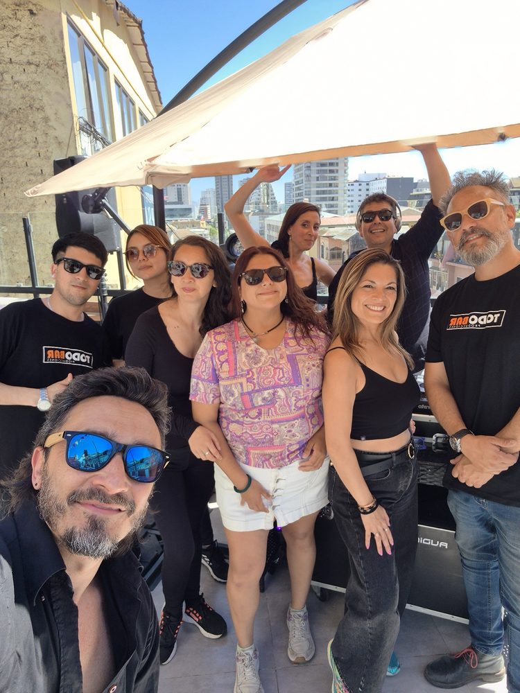 Equipo completo de Todobar antes de un evento